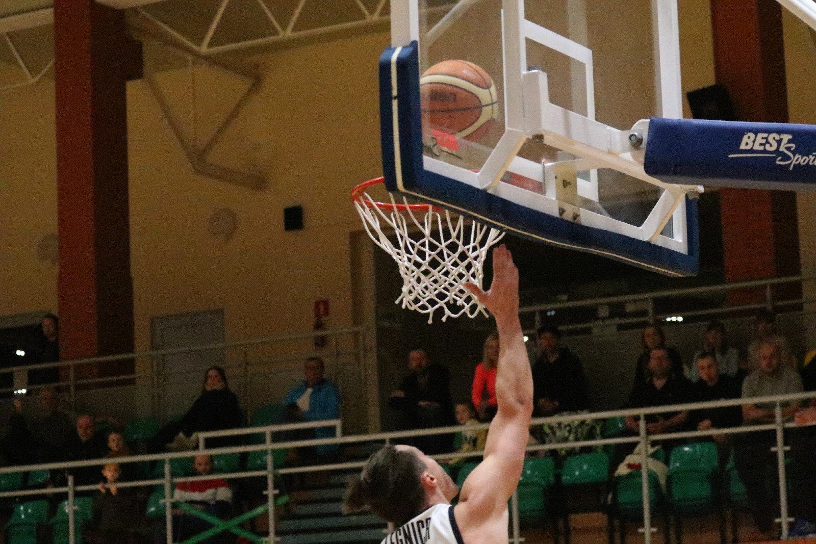 Basket zgodnie z planem pokonał u siebie Basket Szczawno-Zdrój