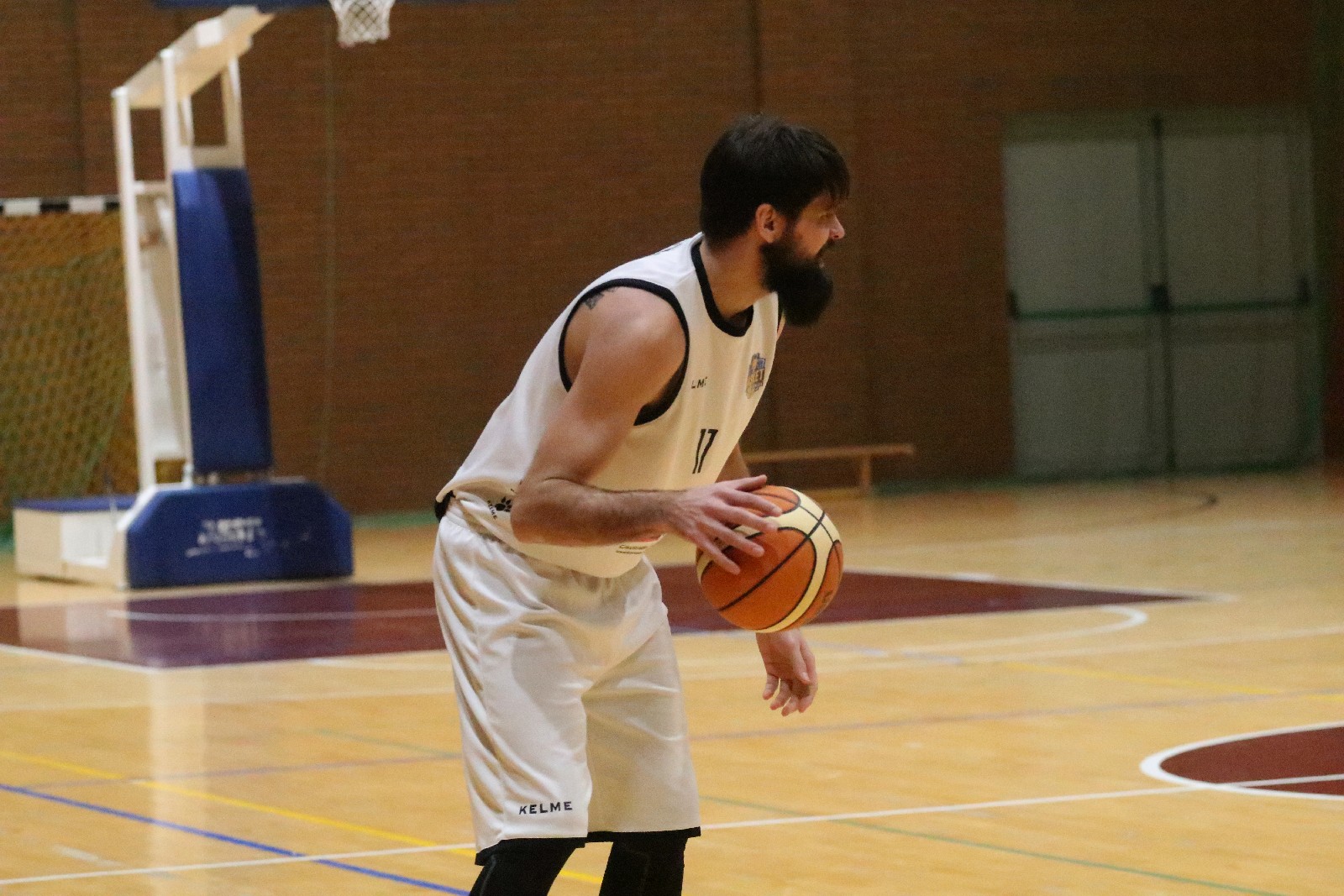 Basket zgodnie z planem pokonał u siebie Basket Szczawno-Zdrój