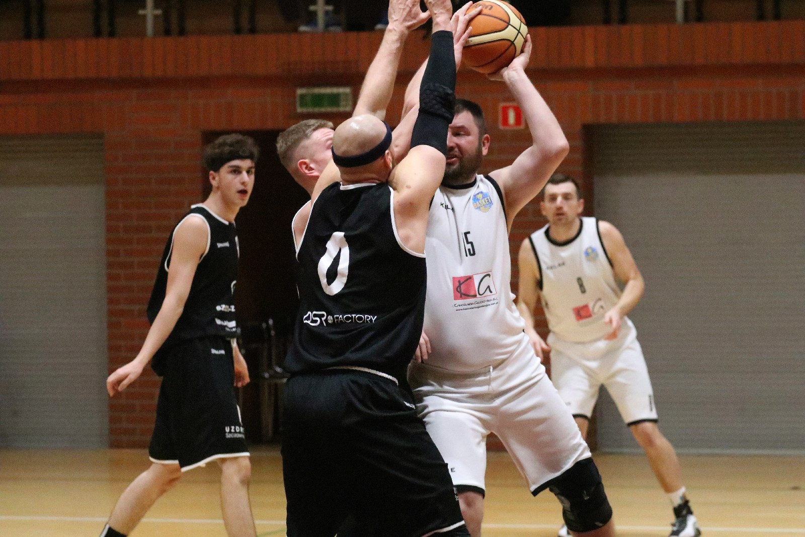 Basket zgodnie z planem pokonał u siebie Basket Szczawno-Zdrój