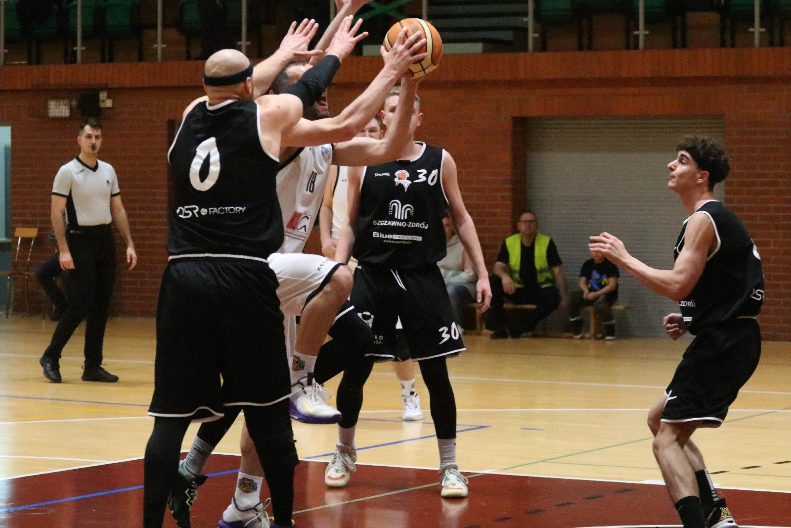 Basket zgodnie z planem pokonał u siebie Basket Szczawno-Zdrój