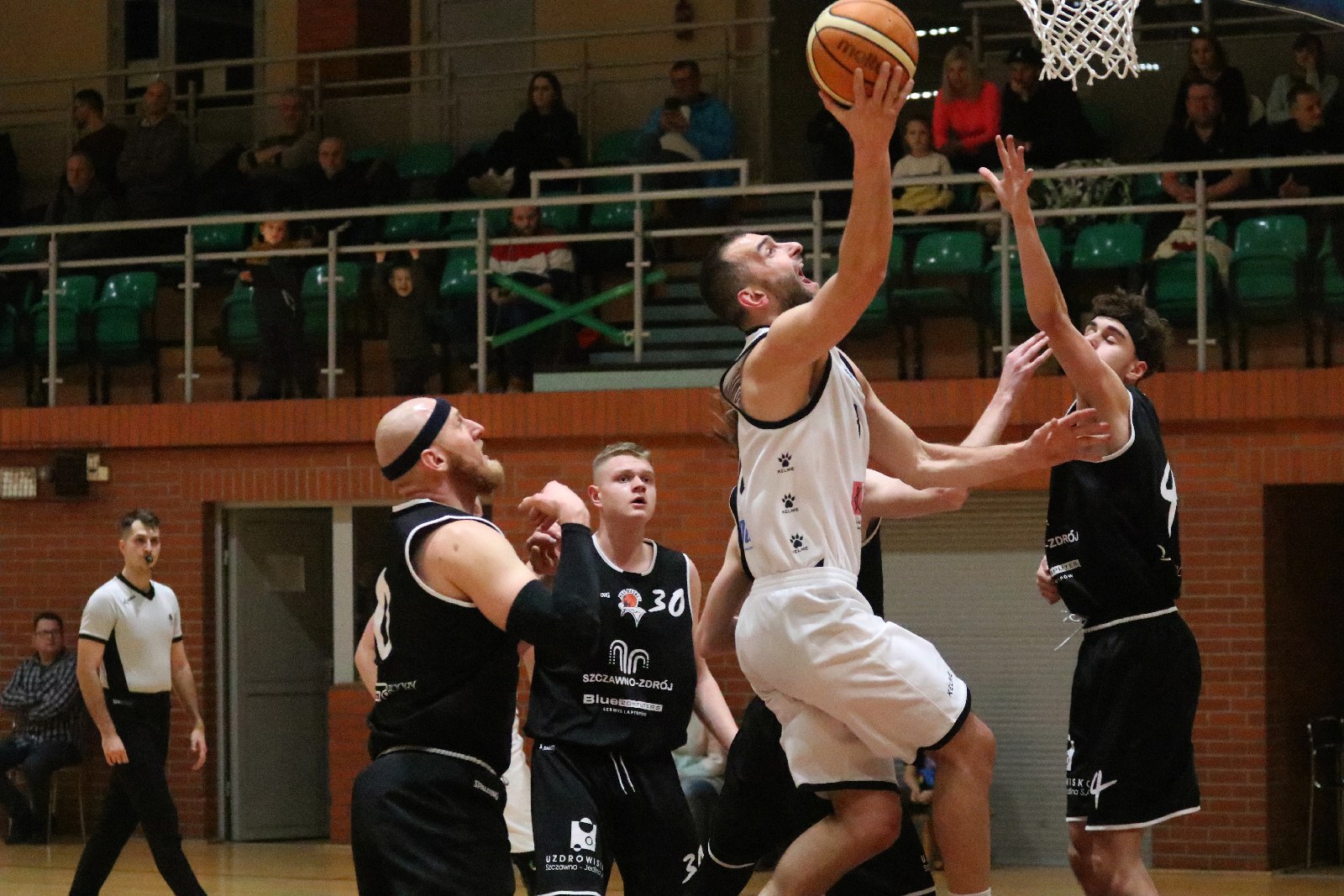 Basket zgodnie z planem pokonał u siebie Basket Szczawno-Zdrój