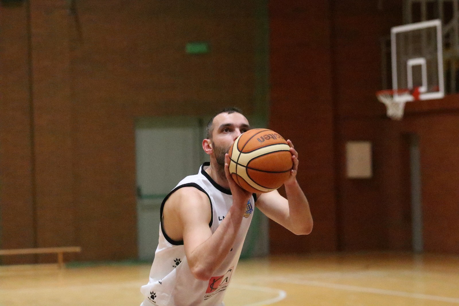 Basket zgodnie z planem pokonał u siebie Basket Szczawno-Zdrój
