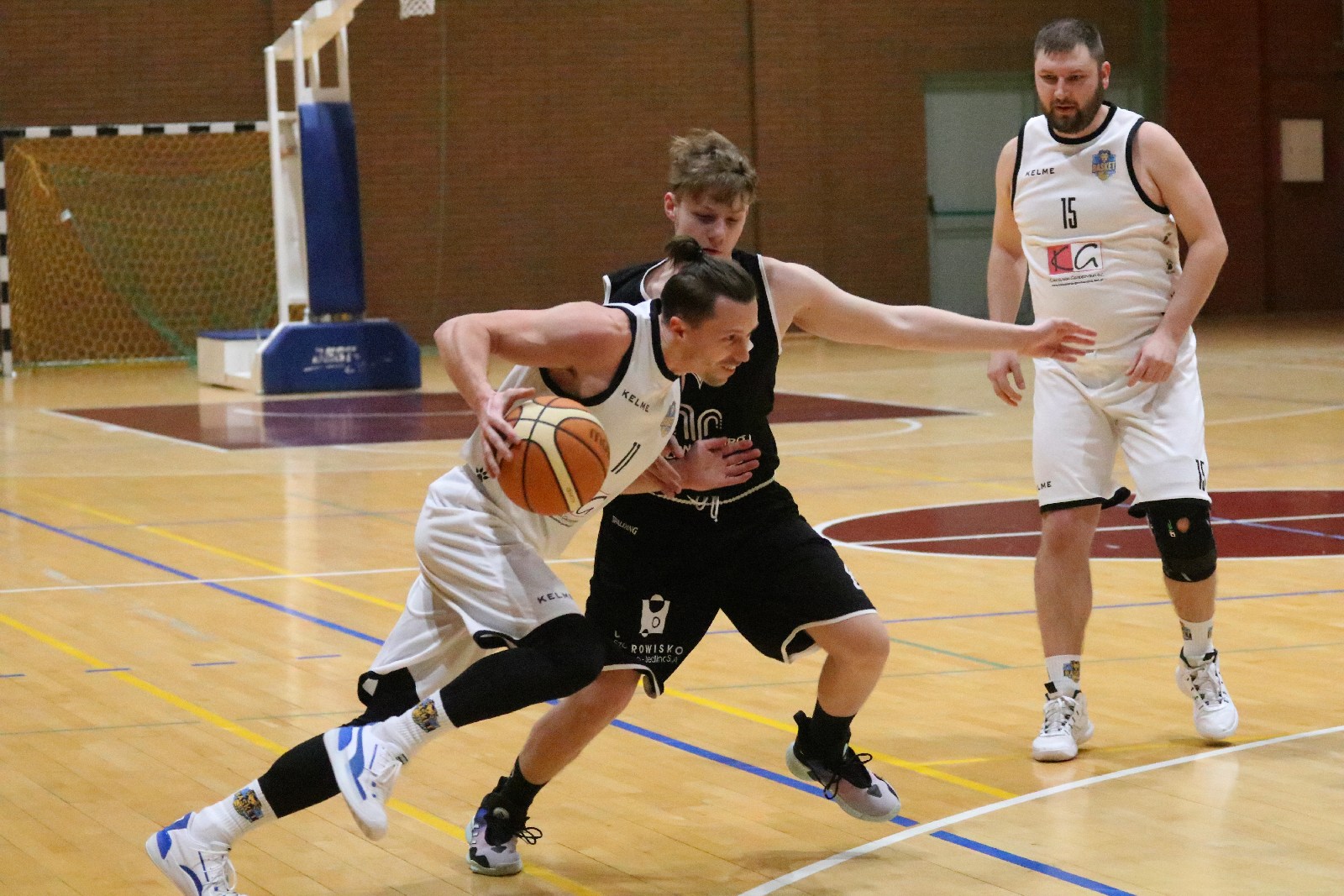 Basket zgodnie z planem pokonał u siebie Basket Szczawno-Zdrój