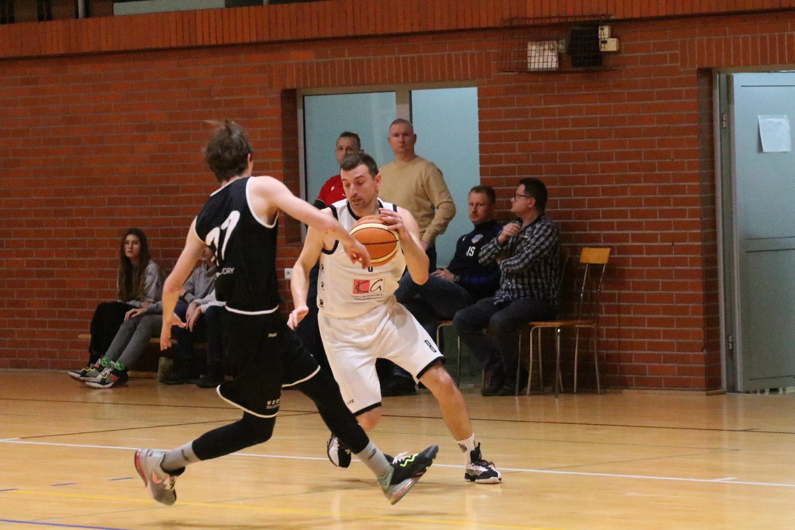Basket zgodnie z planem pokonał u siebie Basket Szczawno-Zdrój