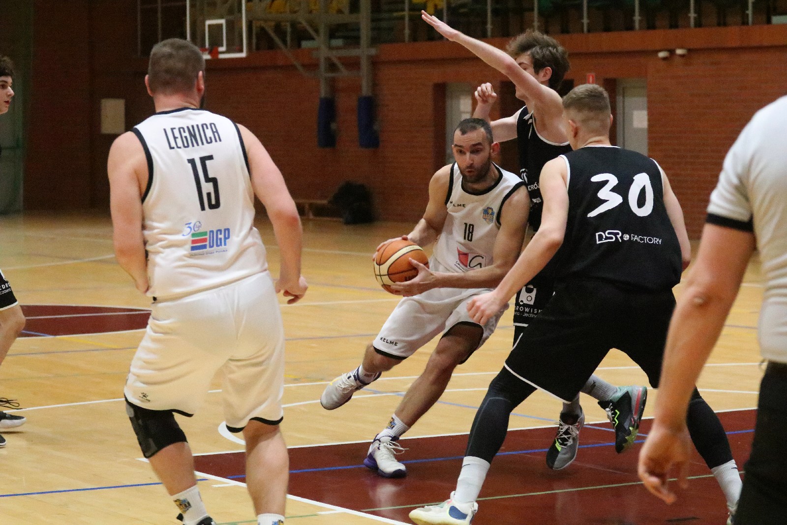 Basket zgodnie z planem pokonał u siebie Basket Szczawno-Zdrój