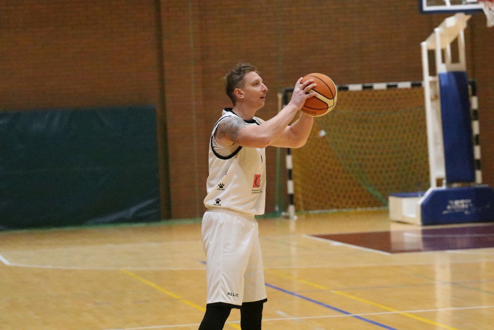 Basket zgodnie z planem pokonał u siebie Basket Szczawno-Zdrój
