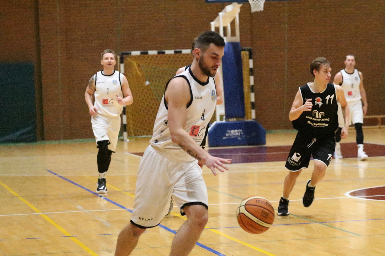 Basket zgodnie z planem pokonał u siebie Basket Szczawno-Zdrój