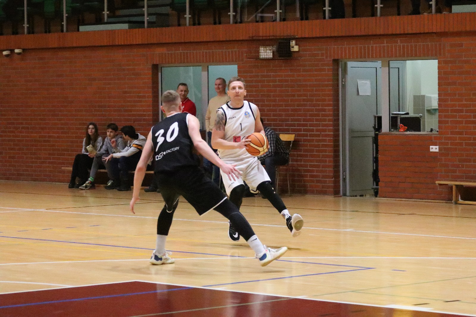 Basket zgodnie z planem pokonał u siebie Basket Szczawno-Zdrój