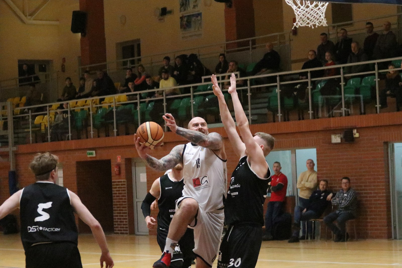 Basket zgodnie z planem pokonał u siebie Basket Szczawno-Zdrój