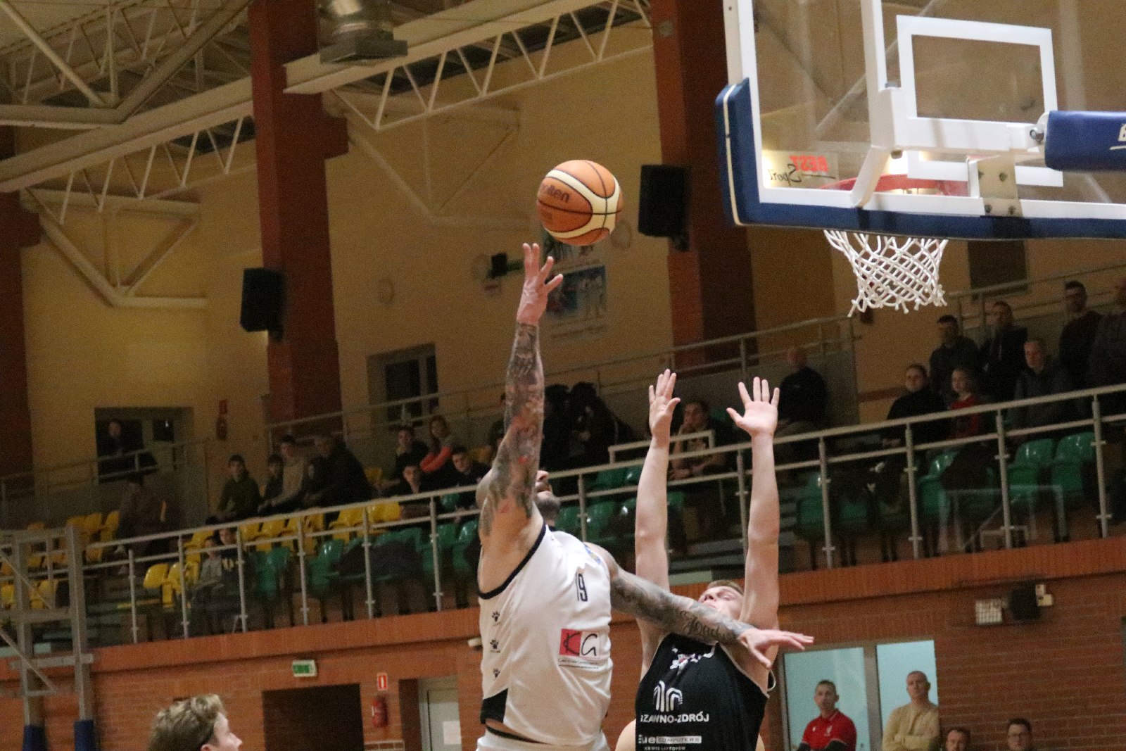 Basket zgodnie z planem pokonał u siebie Basket Szczawno-Zdrój