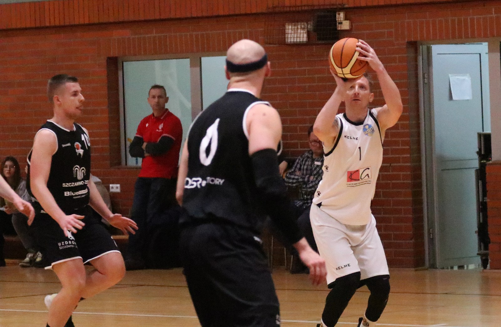 Basket zgodnie z planem pokonał u siebie Basket Szczawno-Zdrój