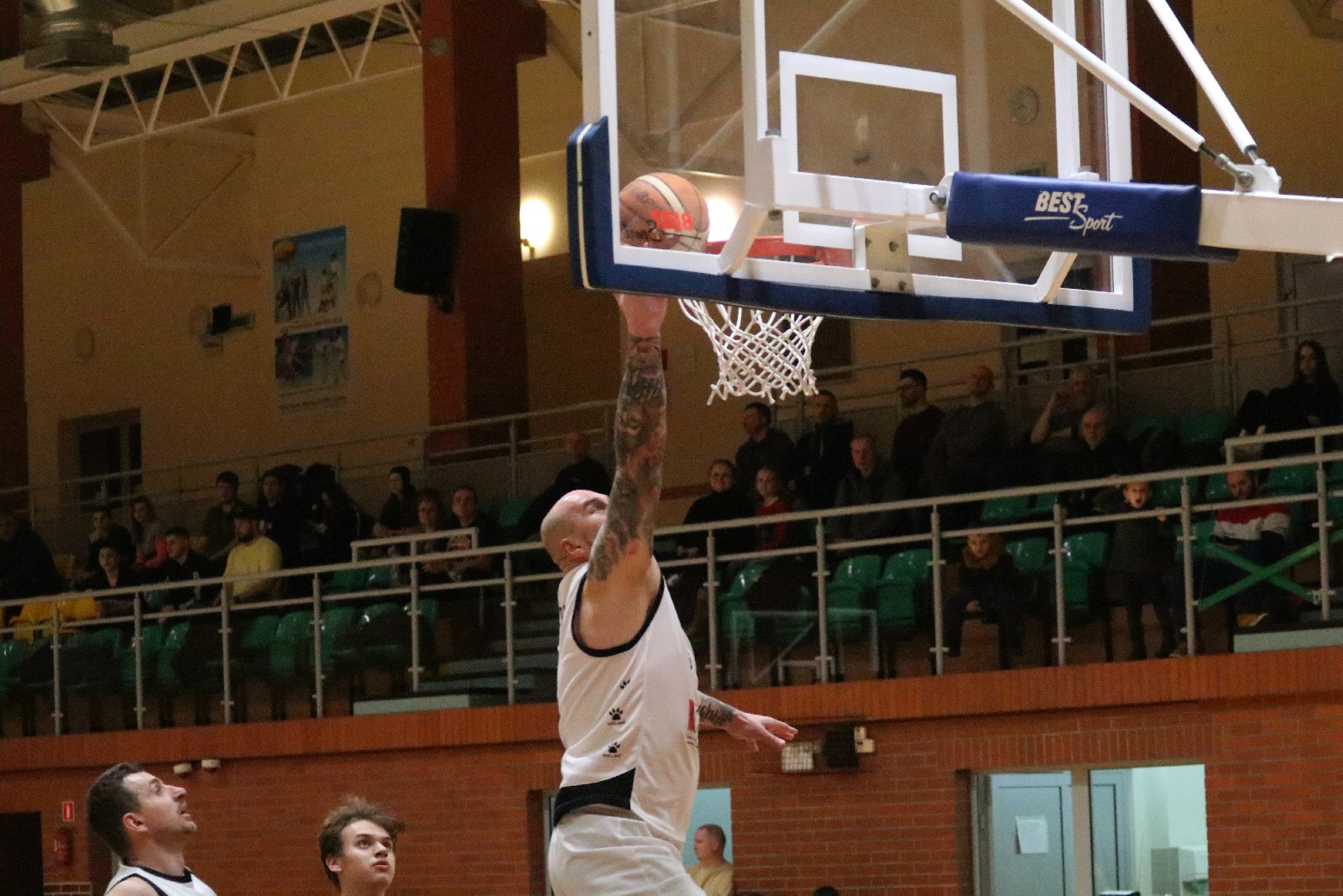 Basket zgodnie z planem pokonał u siebie Basket Szczawno-Zdrój