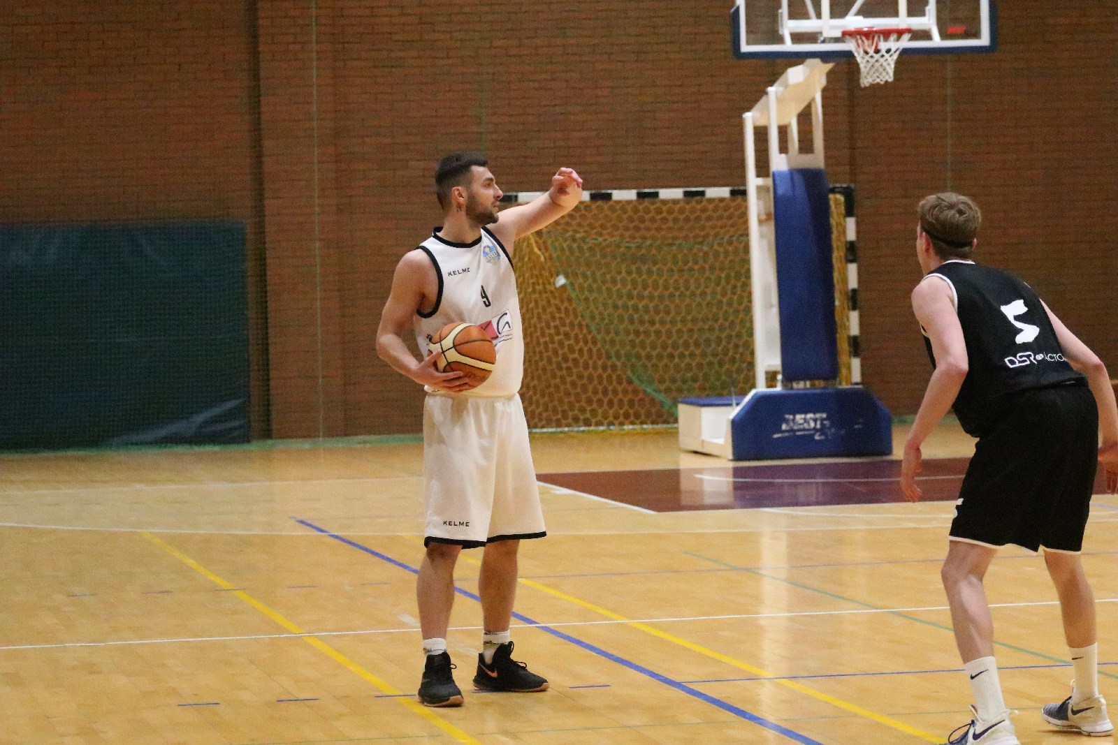 Basket zgodnie z planem pokonał u siebie Basket Szczawno-Zdrój