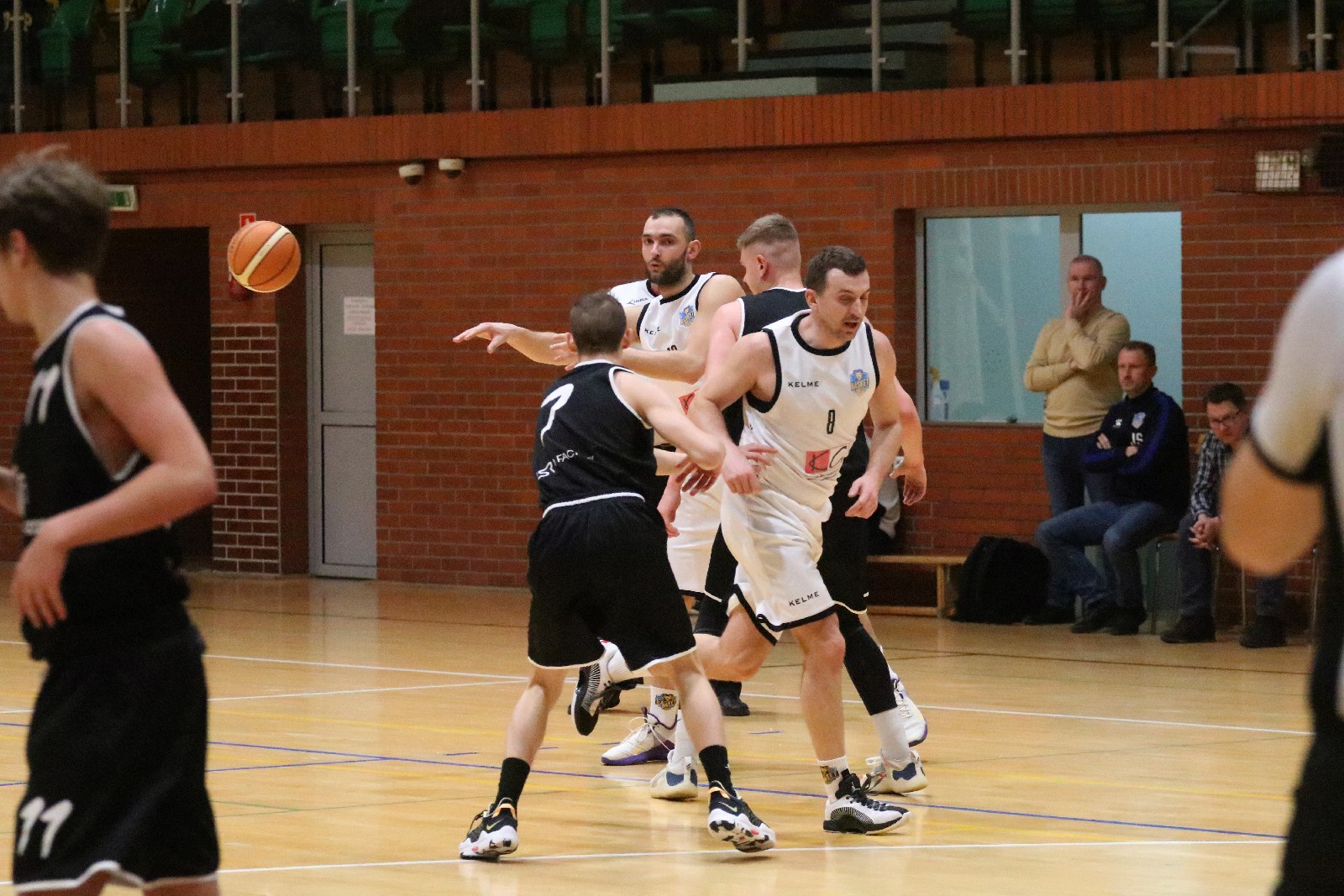 Basket zgodnie z planem pokonał u siebie Basket Szczawno-Zdrój