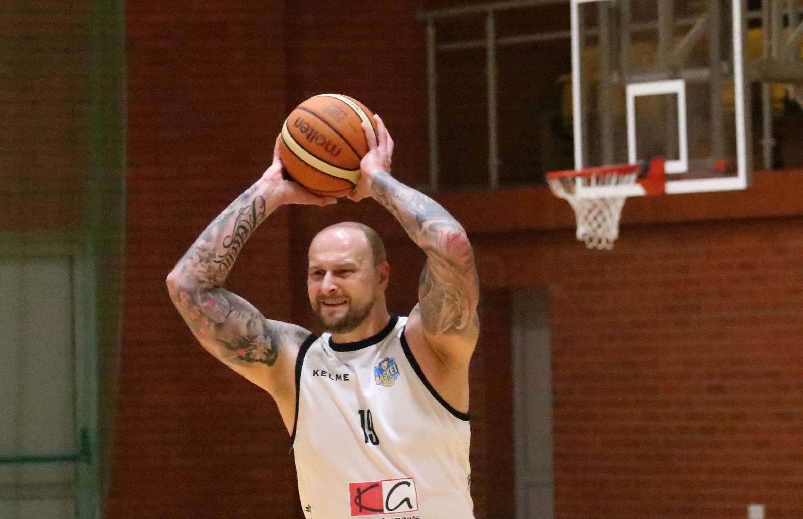 Basket zgodnie z planem pokonał u siebie Basket Szczawno-Zdrój