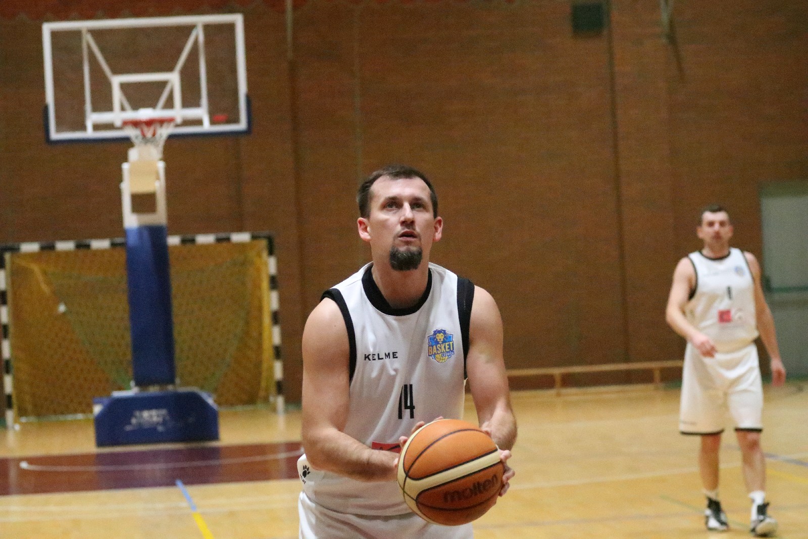 Basket zgodnie z planem pokonał u siebie Basket Szczawno-Zdrój