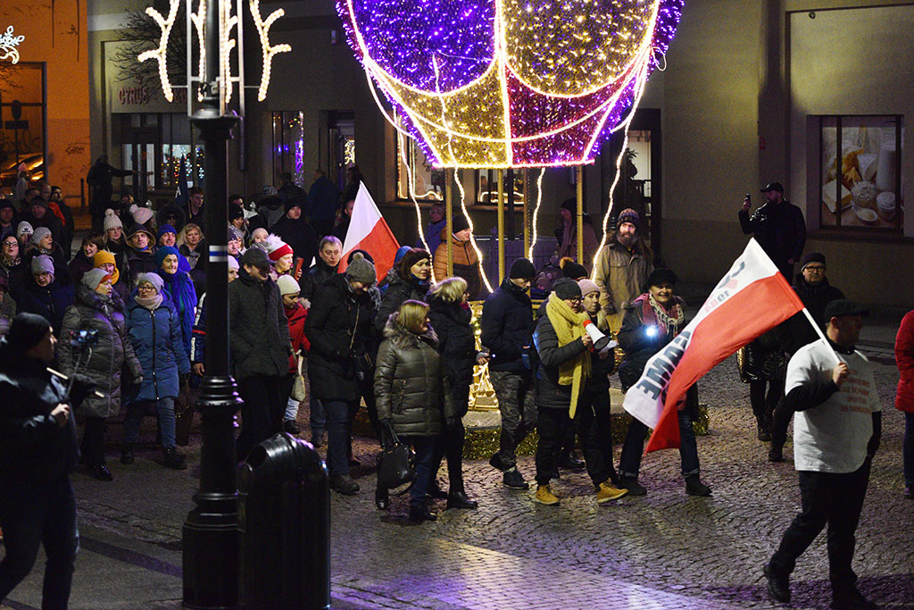 Kilkaset osób demonstrowało przeciw „segregacji sanitarnej”