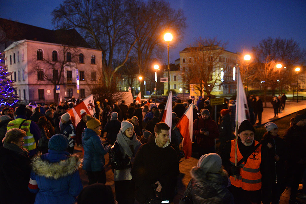 Kilkaset osób demonstrowało przeciw „segregacji sanitarnej”