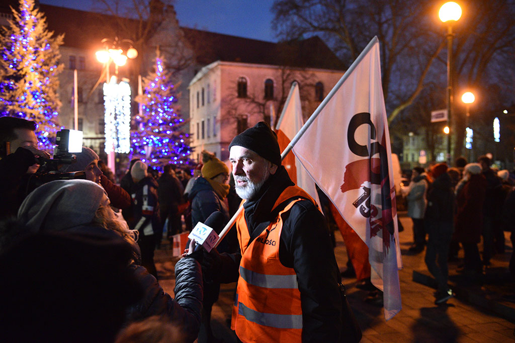 Kilkaset osób demonstrowało przeciw „segregacji sanitarnej”