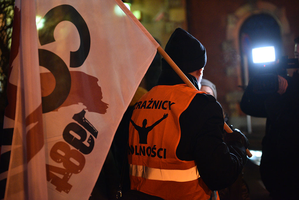Kilkaset osób demonstrowało przeciw „segregacji sanitarnej”