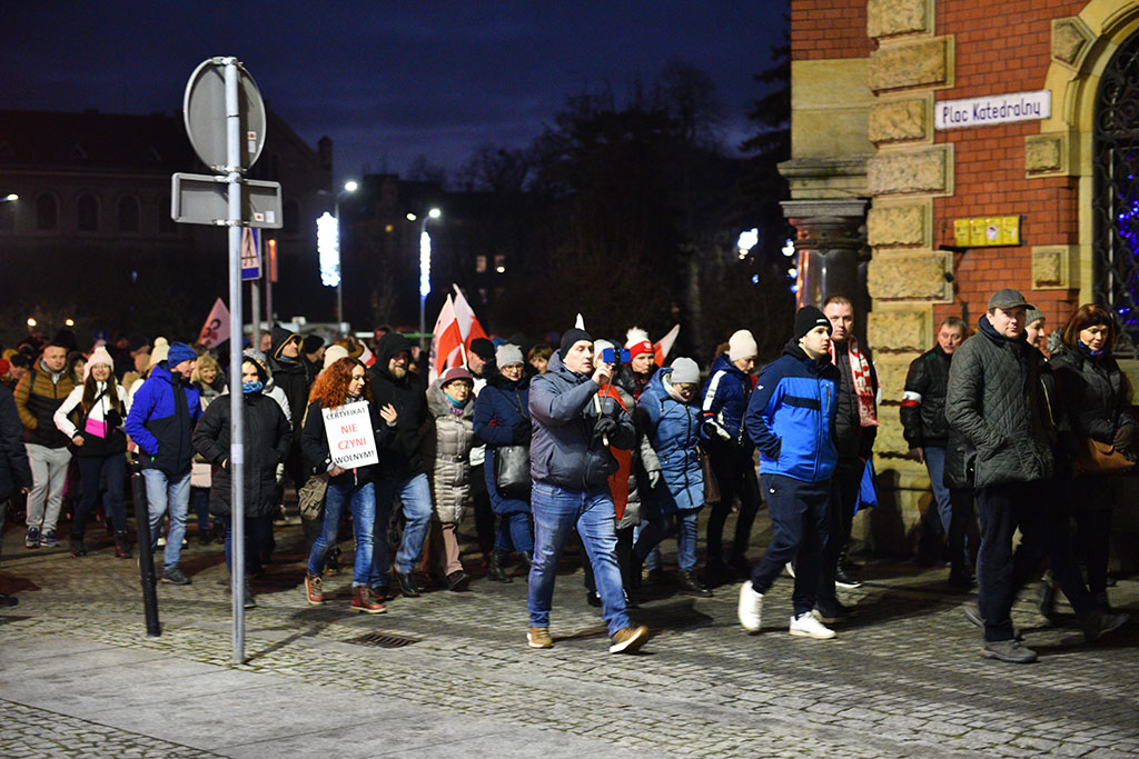 Kilkaset osób demonstrowało przeciw „segregacji sanitarnej”