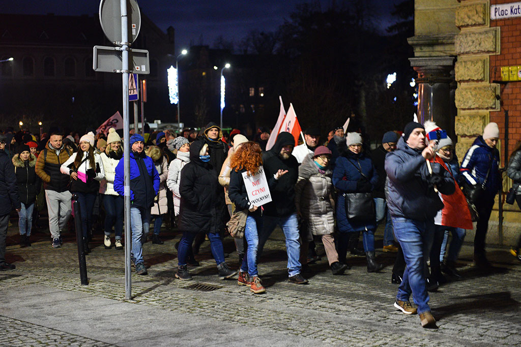 Kilkaset osób demonstrowało przeciw „segregacji sanitarnej”