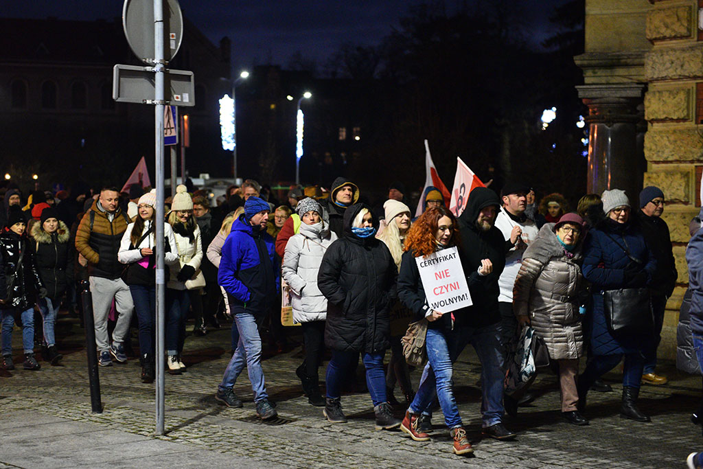 Kilkaset osób demonstrowało przeciw „segregacji sanitarnej”