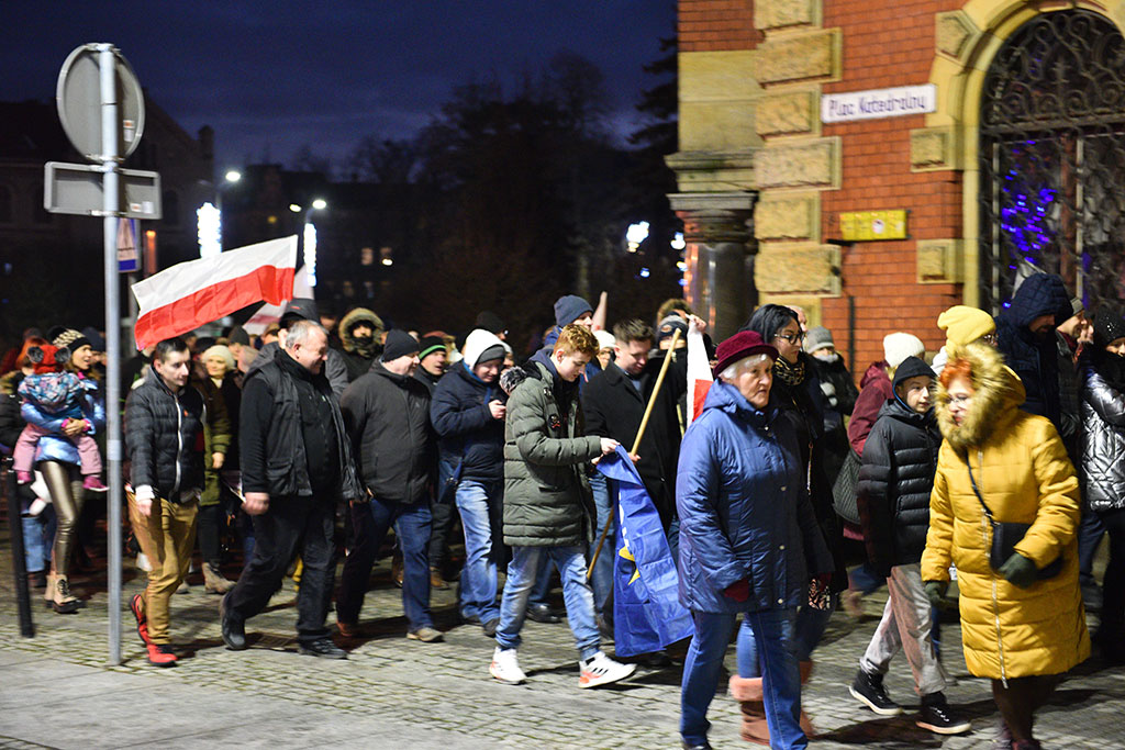 Kilkaset osób demonstrowało przeciw „segregacji sanitarnej”