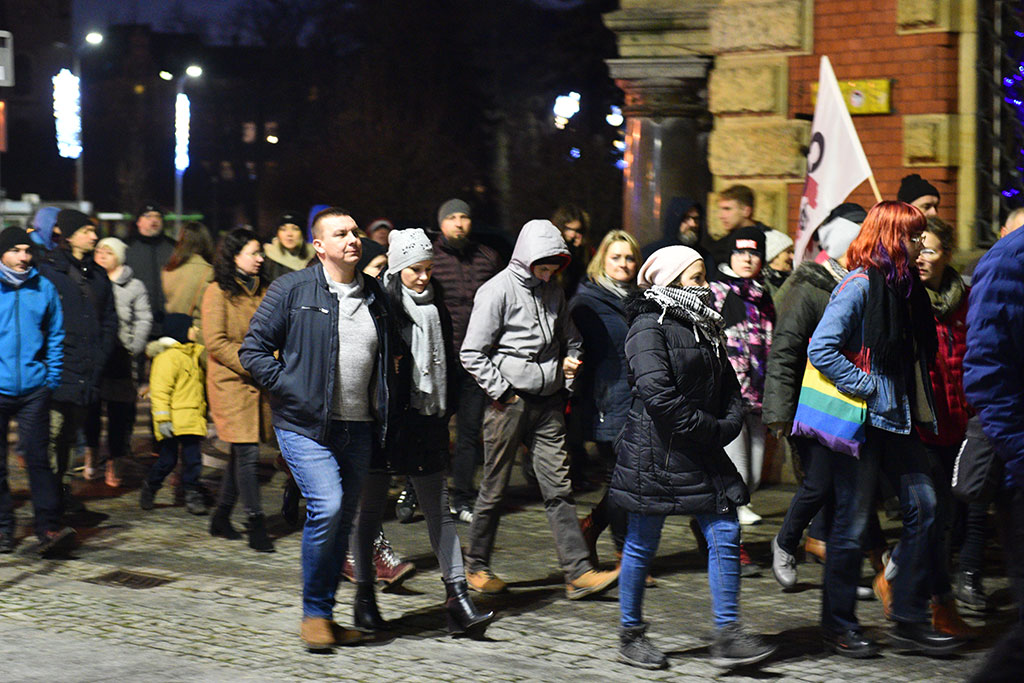 Kilkaset osób demonstrowało przeciw „segregacji sanitarnej”