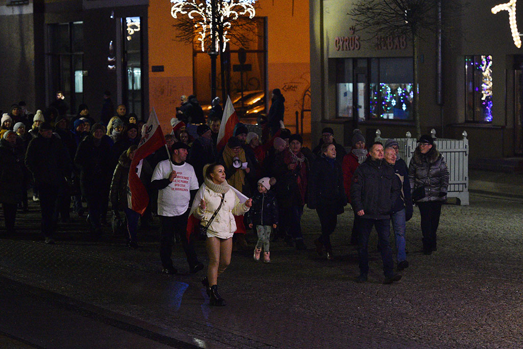 Kilkaset osób demonstrowało przeciw „segregacji sanitarnej”