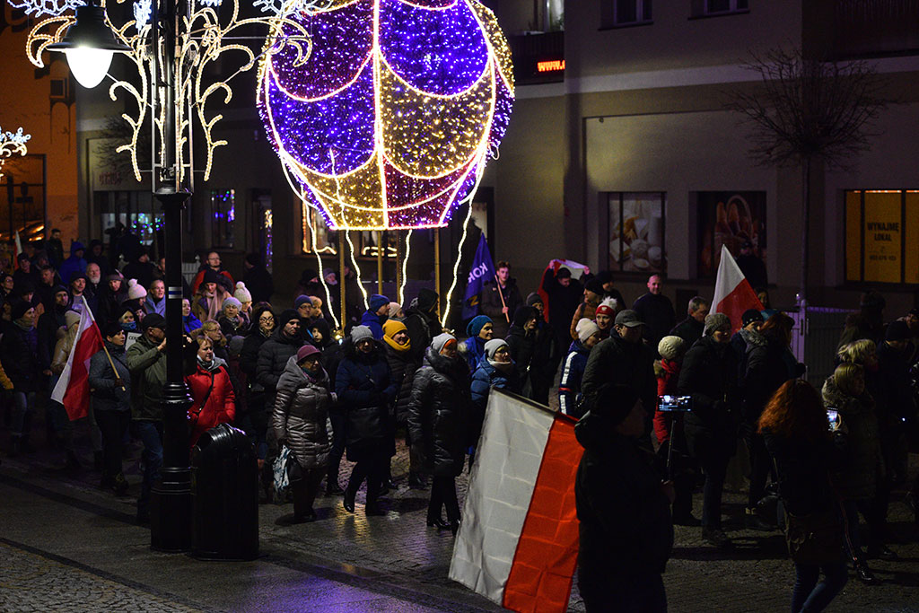Kilkaset osób demonstrowało przeciw „segregacji sanitarnej”