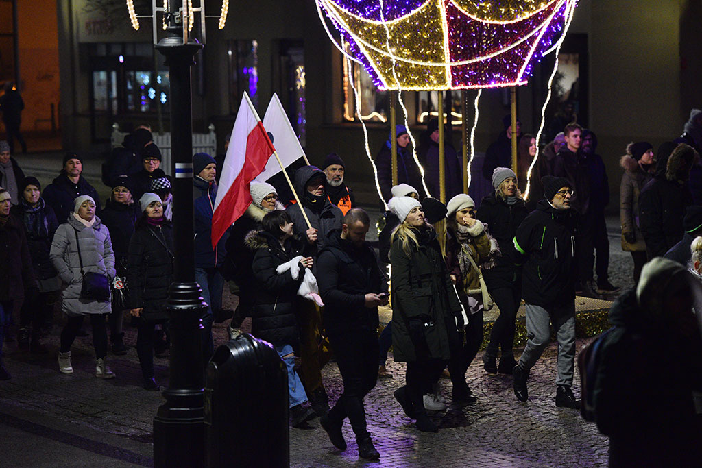 Kilkaset osób demonstrowało przeciw „segregacji sanitarnej”