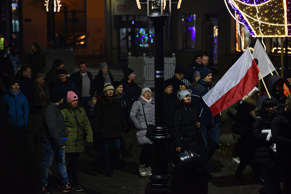 Kilkaset osób demonstrowało przeciw „segregacji sanitarnej”