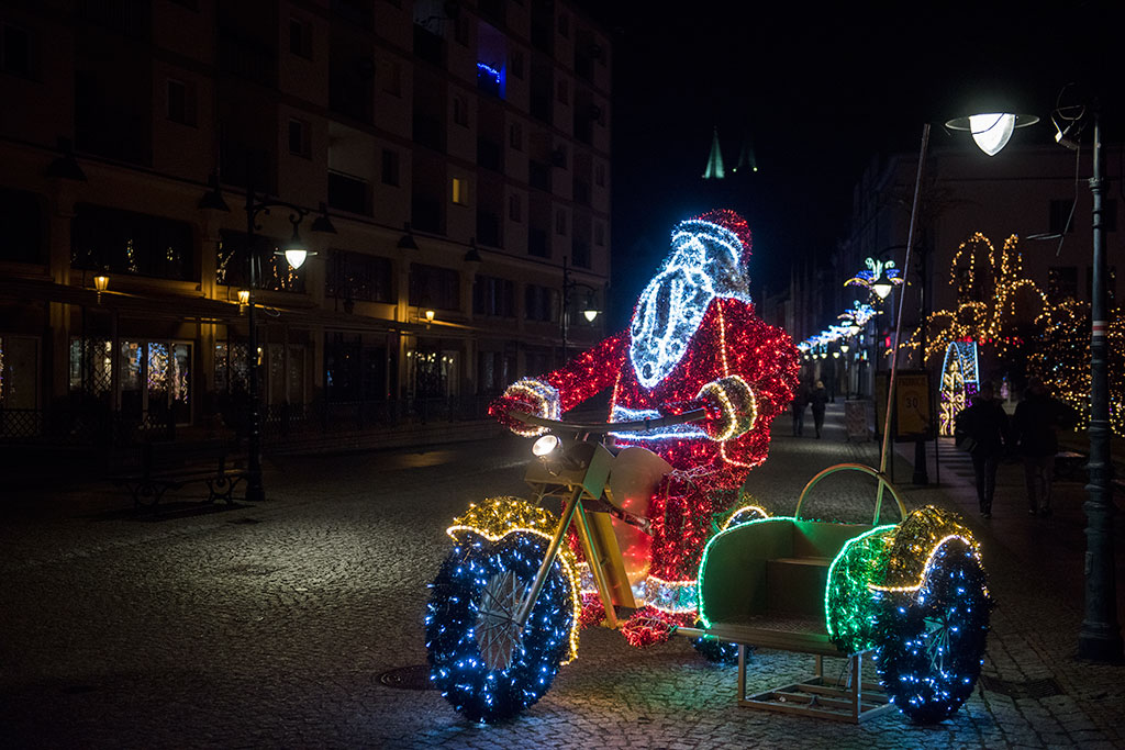 Iluminacje nadają klimat i nadal cieszą oczy spacerowiczów