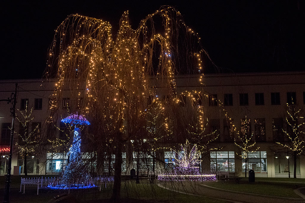 Iluminacje nadają klimat i nadal cieszą oczy spacerowiczów