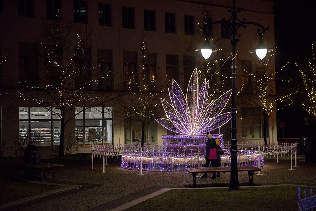 Iluminacje nadają klimat i nadal cieszą oczy spacerowiczów