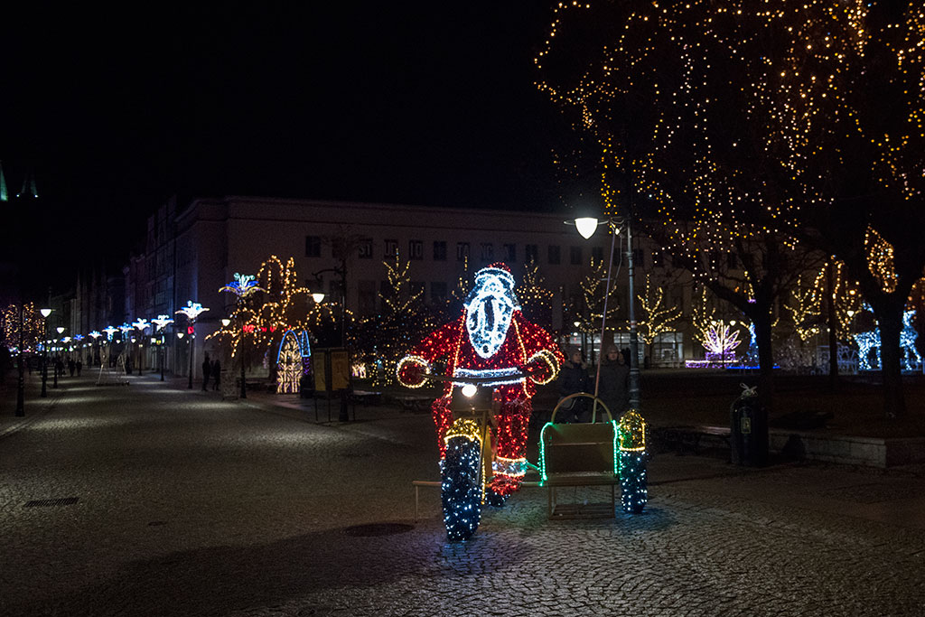 Iluminacje nadają klimat i nadal cieszą oczy spacerowiczów