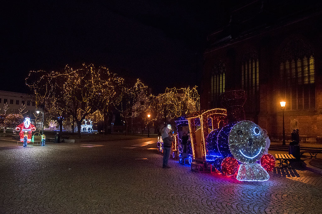 Iluminacje nadają klimat i nadal cieszą oczy spacerowiczów