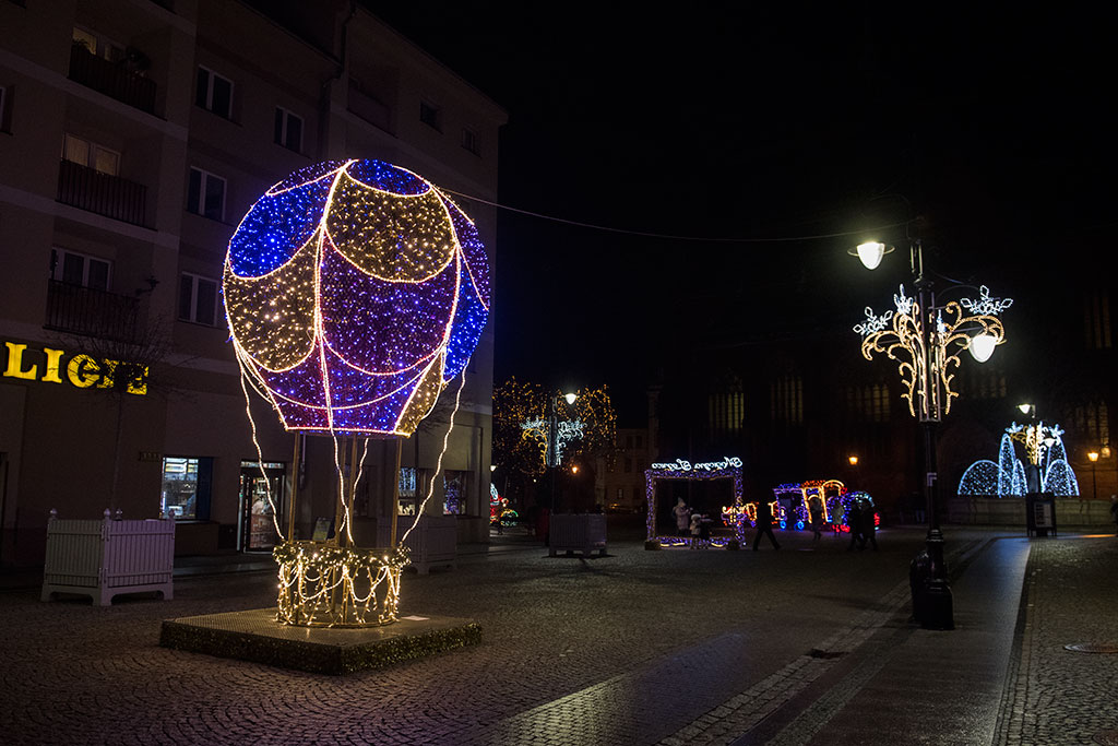 Iluminacje nadają klimat i nadal cieszą oczy spacerowiczów