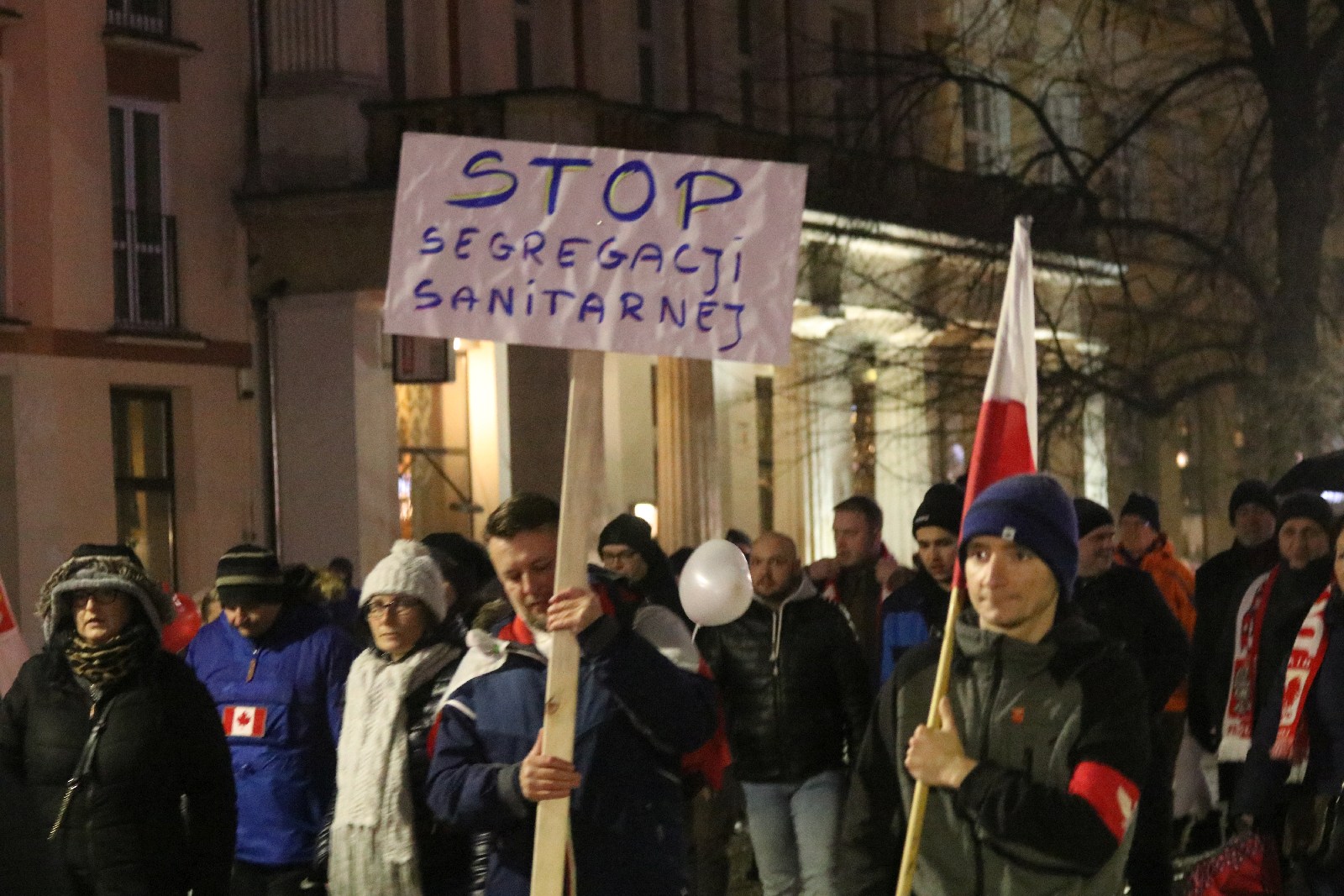 Dwieście osób demonstrowało przeciw „segregacji sanitarnej”