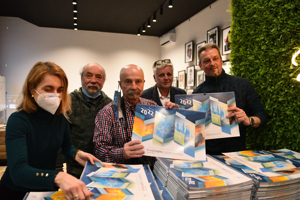 Legniccy fotoreporterzy rozdawali kalendarz miejski na 2022 rok