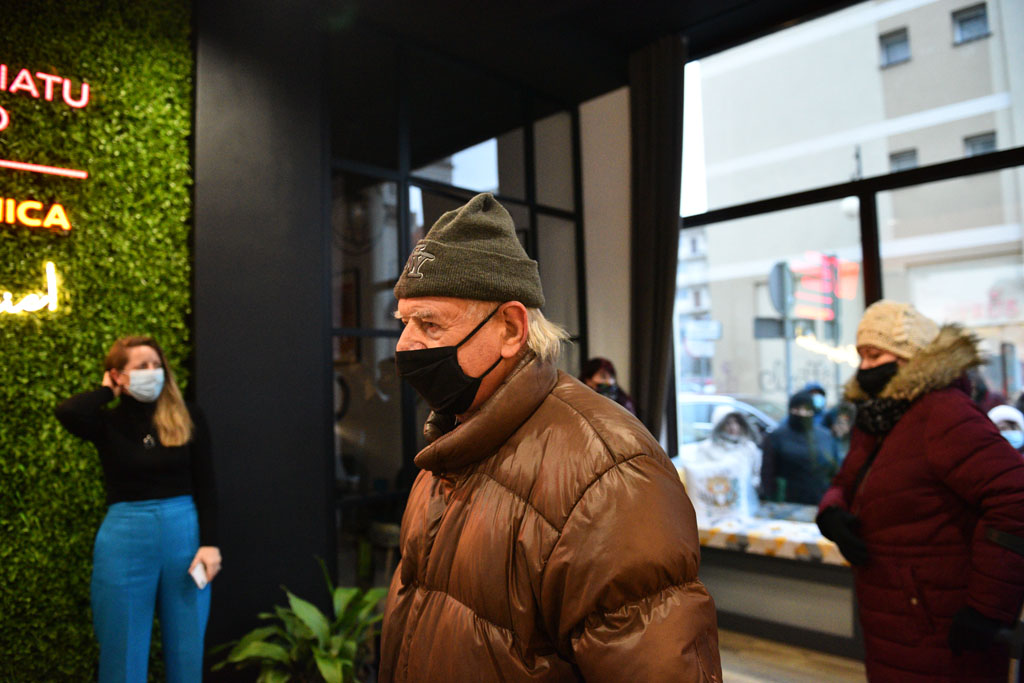 Legniccy fotoreporterzy rozdawali kalendarz miejski na 2022 rok