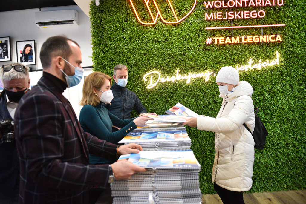 Legniccy fotoreporterzy rozdawali kalendarz miejski na 2022 rok