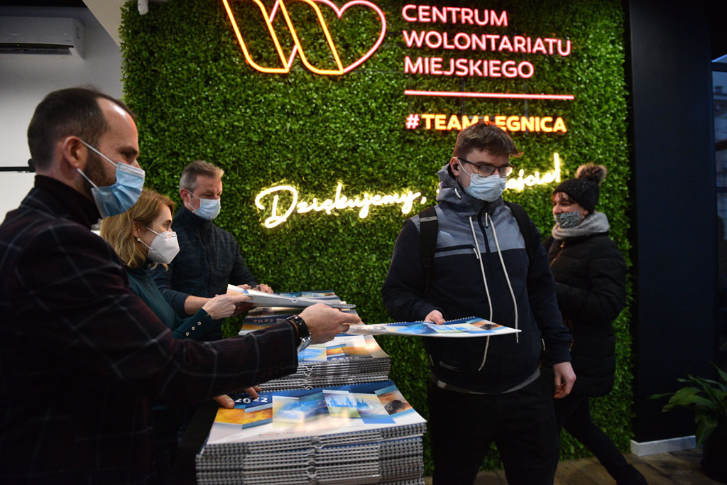 Legniccy fotoreporterzy rozdawali kalendarz miejski na 2022 rok