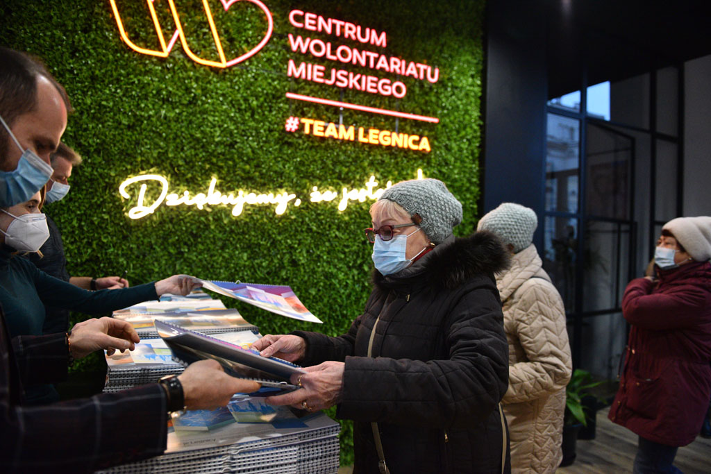 Legniccy fotoreporterzy rozdawali kalendarz miejski na 2022 rok
