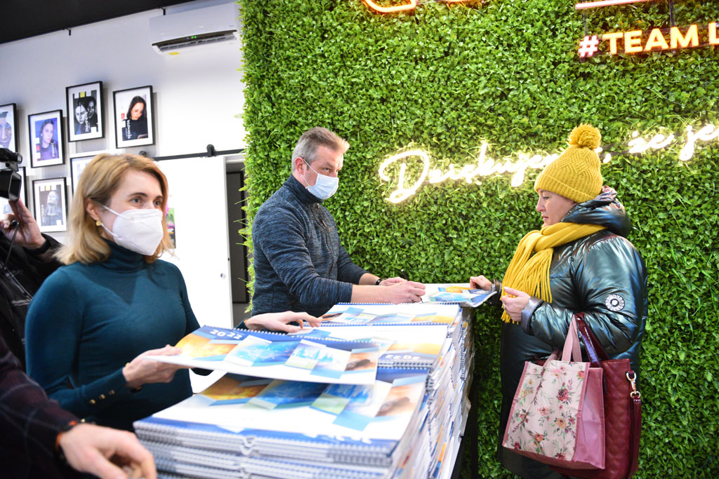 Legniccy fotoreporterzy rozdawali kalendarz miejski na 2022 rok