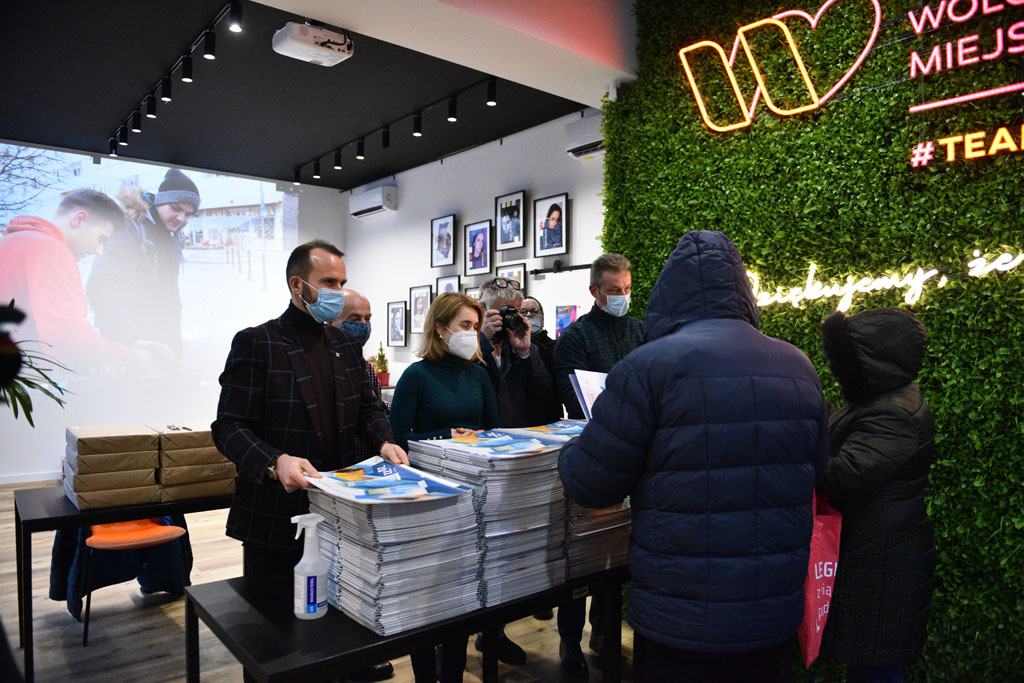 Legniccy fotoreporterzy rozdawali kalendarz miejski na 2022 rok