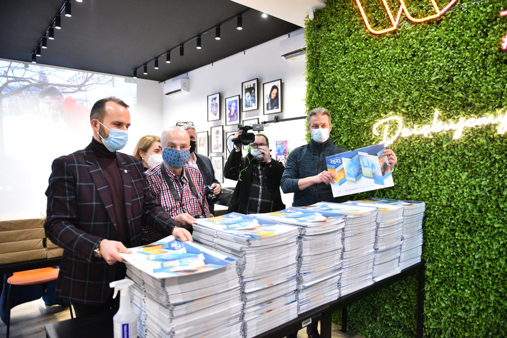 Legniccy fotoreporterzy rozdawali kalendarz miejski na 2022 rok