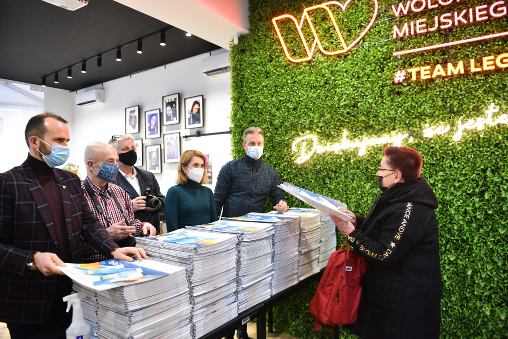 Legniccy fotoreporterzy rozdawali kalendarz miejski na 2022 rok