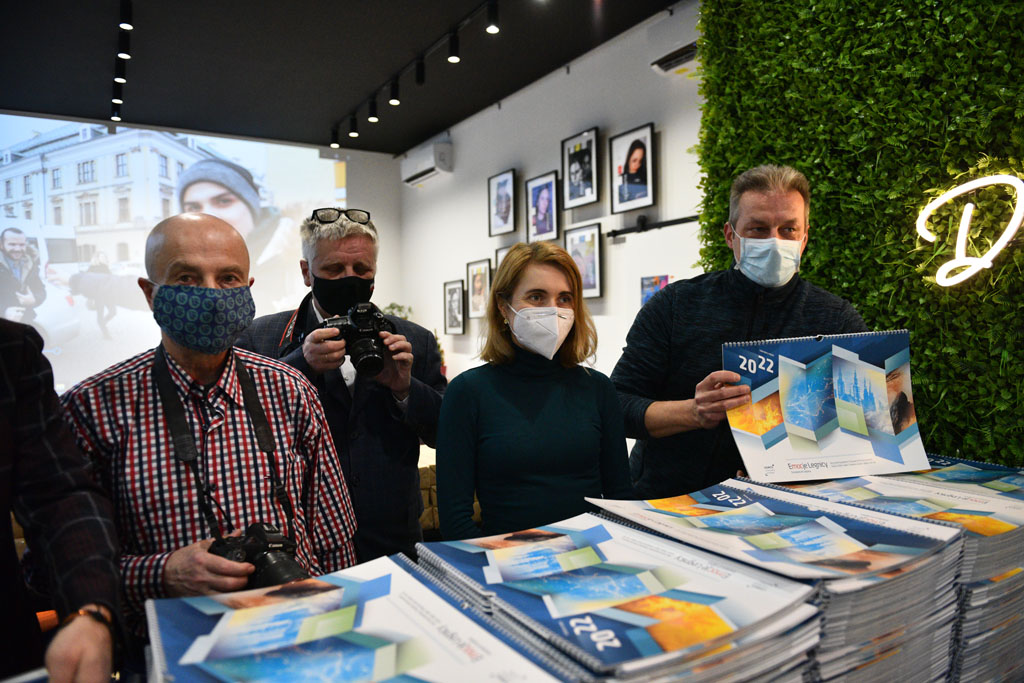 Legniccy fotoreporterzy rozdawali kalendarz miejski na 2022 rok
